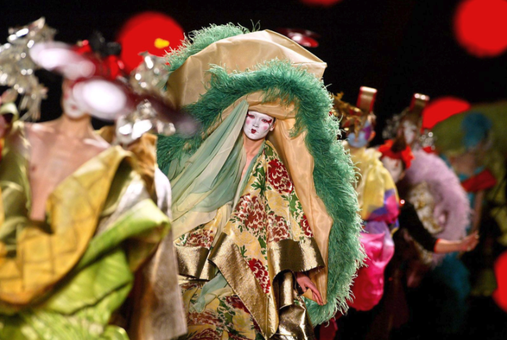 از صحنه تا خیابان: تفاوت طراحی لباس‌های نمایشی با طراحی مد روزمره